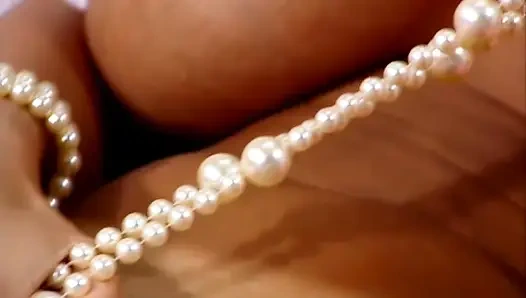 Summer и Skye мастурбируют игрушкой