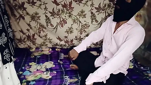 Arkadaşının genç kızını eve çağırıyor ve onu sert sikiyor