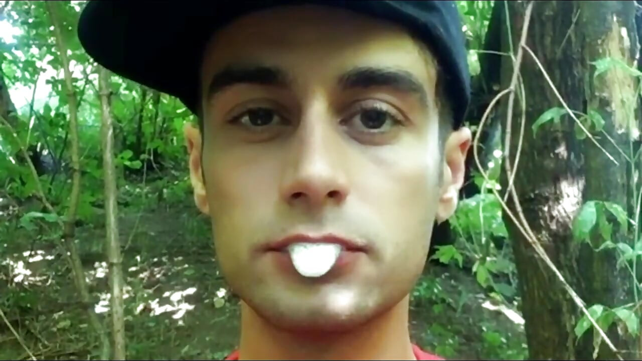 Solo juego de semen largo en la boca - 3 extraños cargan masticado hasta leche y tragado