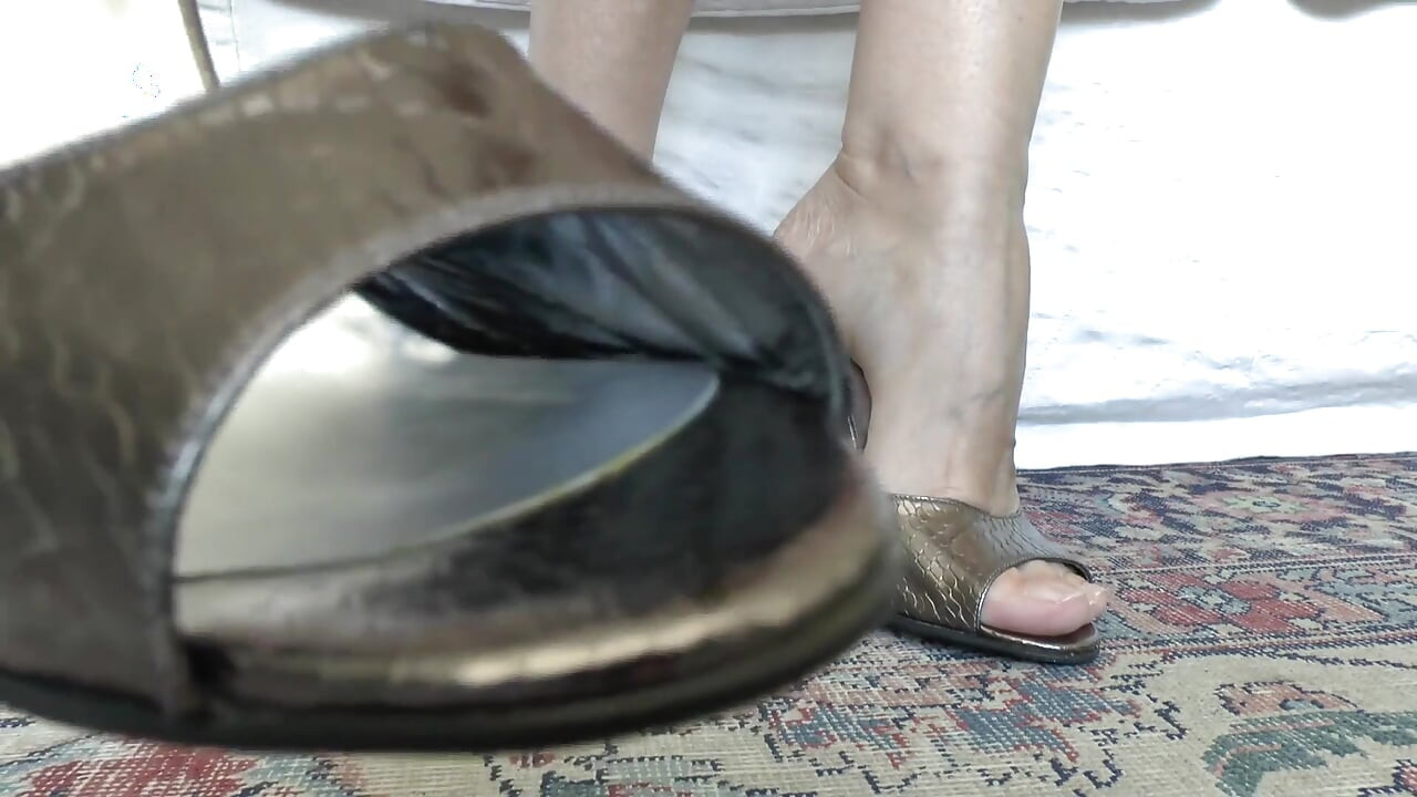 Yüksek topuklu tanrıça seksi antika gümüş katırlarını gösteriyor