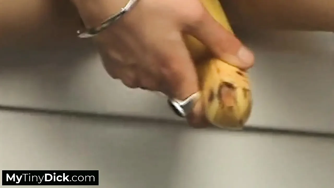 她自信和熟练地把一根较小的鸡巴塞进嘴里