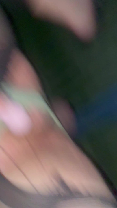 Ngentot memek di pinggir jalan di kursi untuk ditonton semua orang