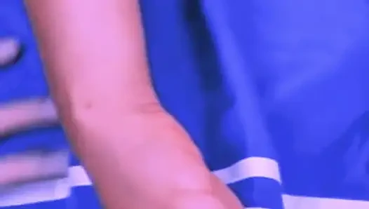 Spor salonuna gidiyor ve çok ateşli oluyor ve yarağa en alta kadar biniyor