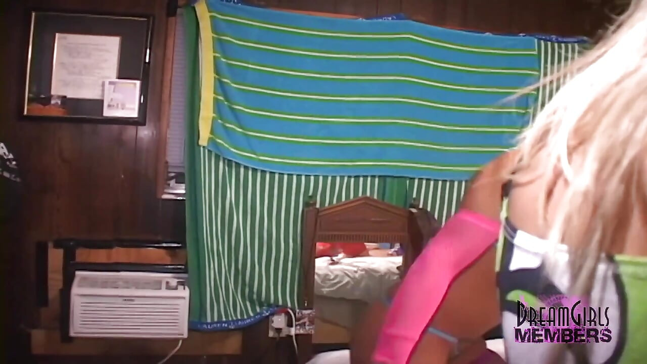 彼女はこっそり独立記念日のパーティーで自慰行為をする