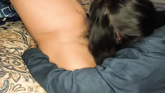 Meine Schwiegermutter liebt es, den ganzen Tag meinen Schwanz zu lutschen, sie besucht mich hei mlich von ihrem Mann