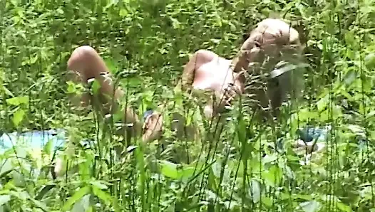 Sarışın hatun ormanın derinliklerinde kendini parmaklıyor