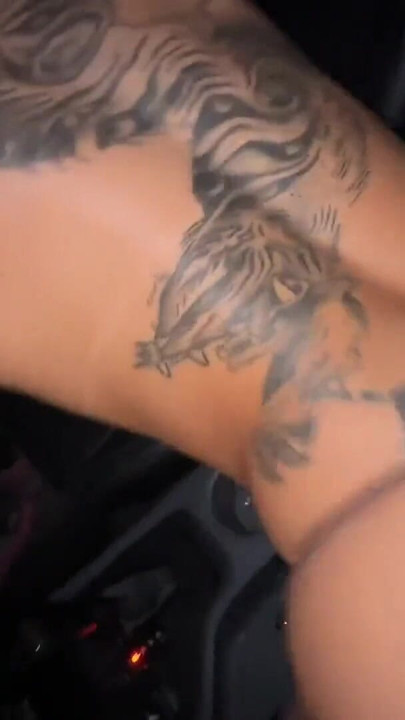 Arkadaşım beni eve götürüyor, azıyorum ve onun arabasında sikişiyoruz! - Annacherry7 | Klip 2