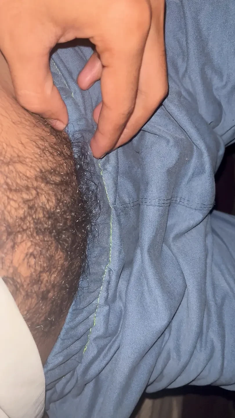Giovane ragazzo masturbazione da sola - piacere intenso