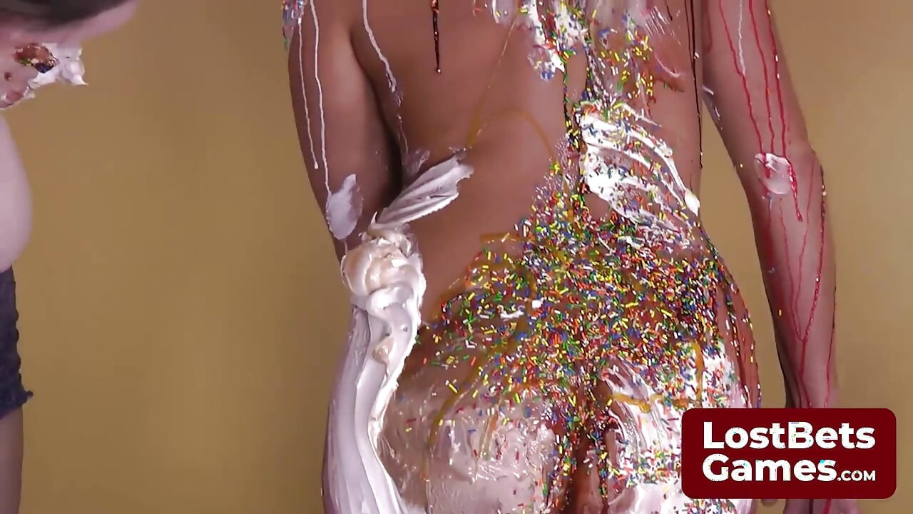 Un tentador juego facial donde las chicas se turnan con una perilla