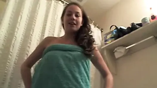 Menina adolescente safada no banheiro