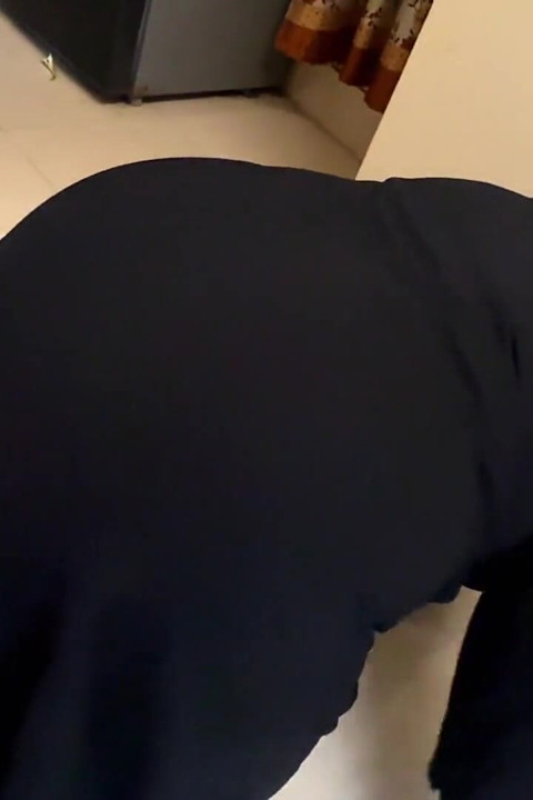 Египетская горячая мачеха застряла в шкафу, когда убиралась и открыла ее большую задницу для анального траха