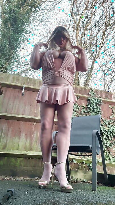 Sexy travestiet Kellycd2022 in dusky roze outfit en naadloze panty en hakken
