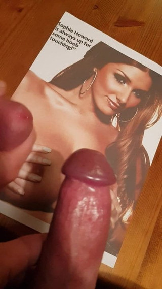 Lucy pinder recebe dois paus adequados