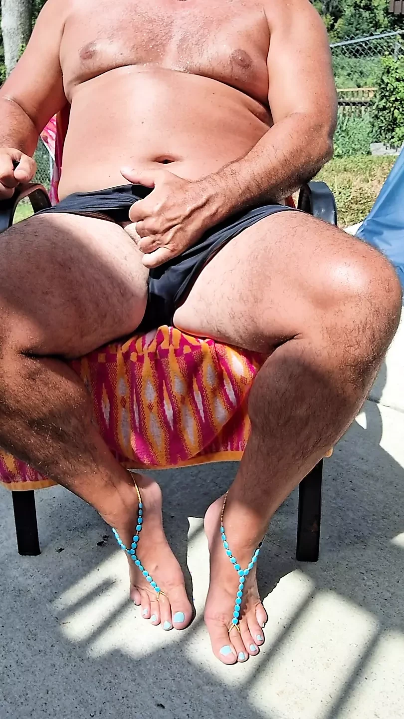 Sitter i min bakgård och blir solbränd medan jag visar upp min kuk och flickvän:s barfota sandaler
