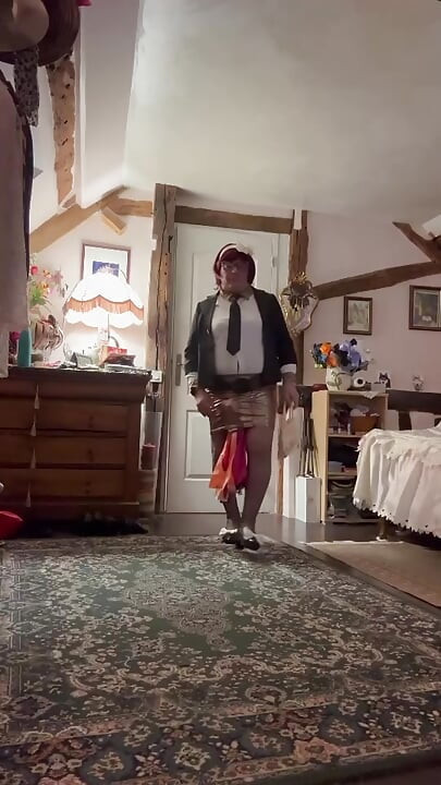 Odjevena u malu zlatnu suknju za večer