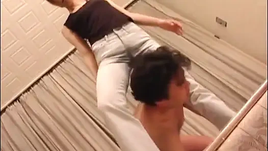 Сидение на лице симпатичной азиатской рыжей