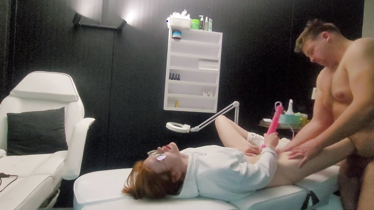 Nakon masaže, maserka je odlučila da se želi malo zabaviti i zamolila klijenticu za pomoć