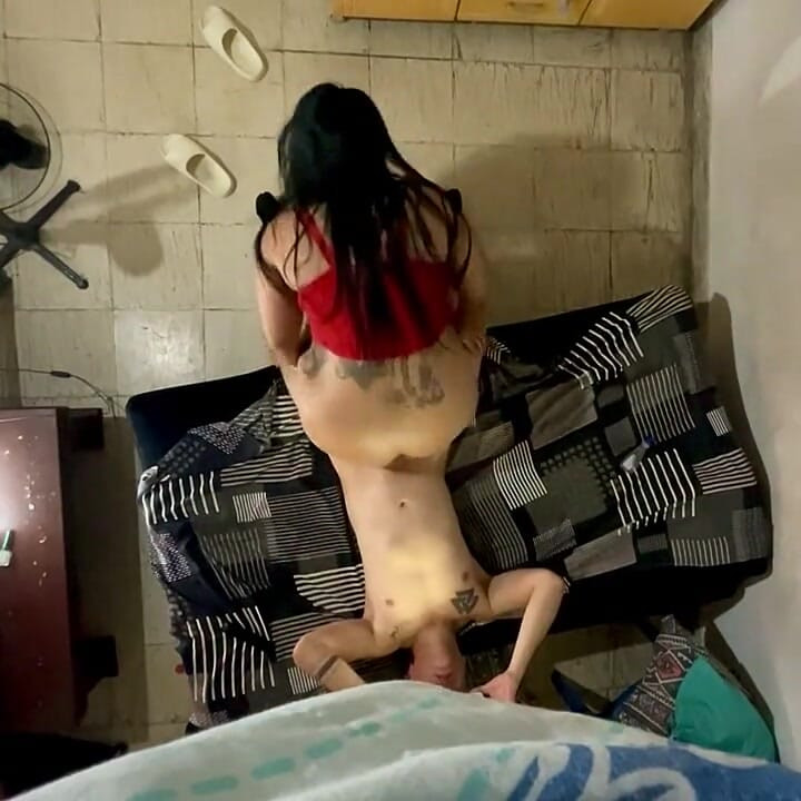 Soția cu fund mare care își așază soțul în tanga roșu