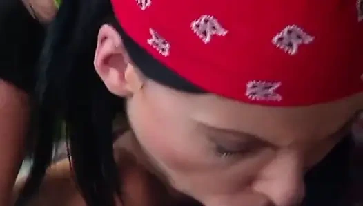 Cewek hot rambut cokelat dientot habis-habisan di luar ruangan