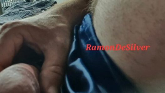 Meester Ramon masseert publiekelijk zijn goddelijke pik in een hete satijnen korte broek