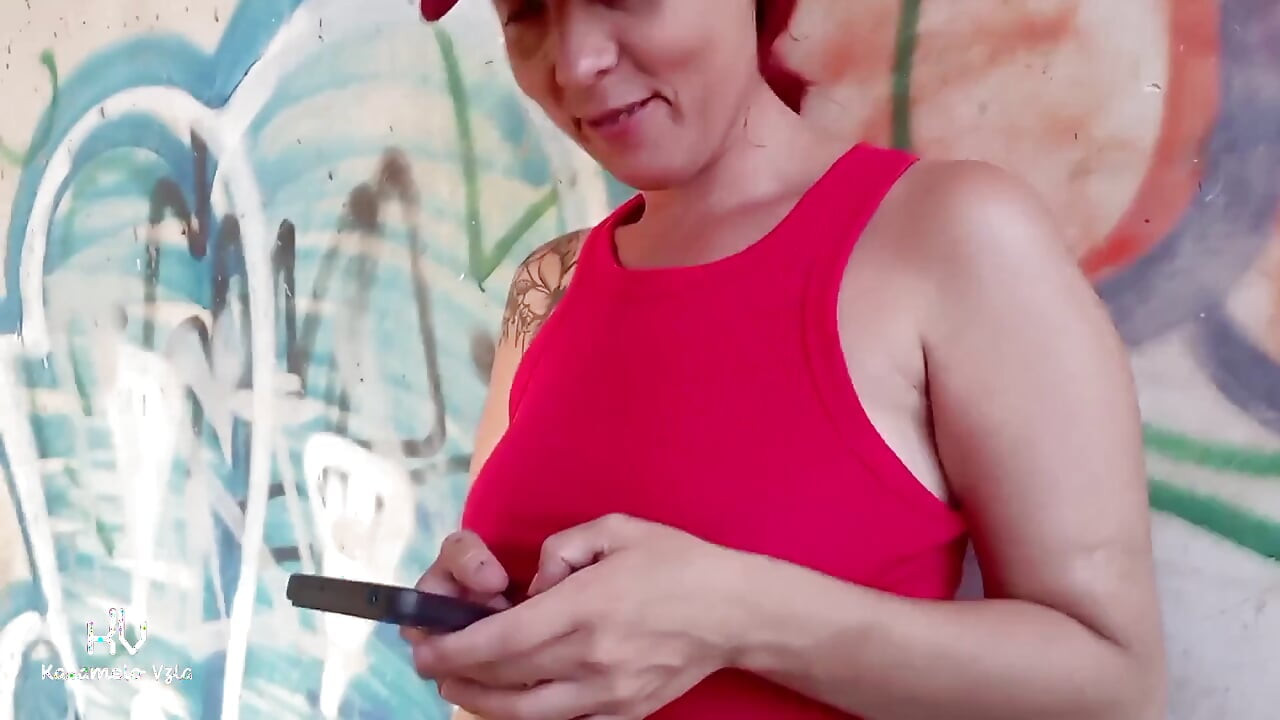 Wife Escapes to Give a Blowjob to the Worker of a Ruined Constructions