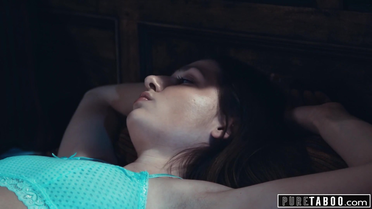 純粋なタブーの継母が継叔父とティーンを捕まえて参加する