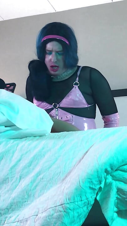 Futând un efeminat sexy în dispozitiv de castitate - compilație 4