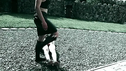 Ich lasse ihn wichsen, während ich auf seinen schwanz pisst - Toiletten-sklaverei Schloss im freien