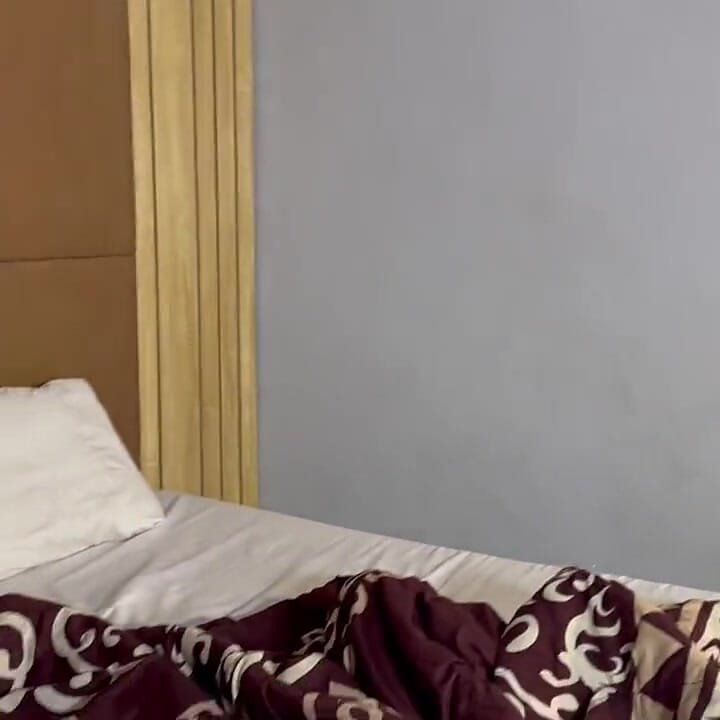 Została rozciągnięta i gapiła się naprawdę dobrze w obu swoich pieprzonych dziurach, podobnie jak tramp, że jest