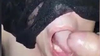 Une fille baise la bouche d&#39;un mec, le cul jouit dans la bouche