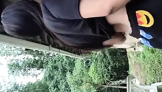 Yulieth Gomez berührt sich im park und zeigt ihre muschi und zieht sich aus