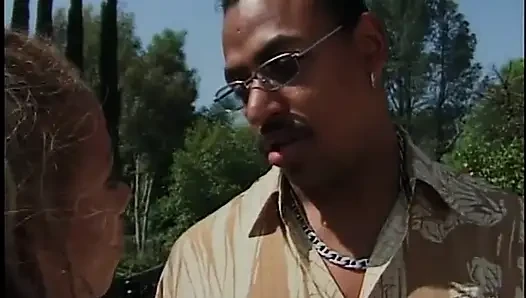 Büyük memeli ateşli kız bacaklarını açıyor ve sikiliyor