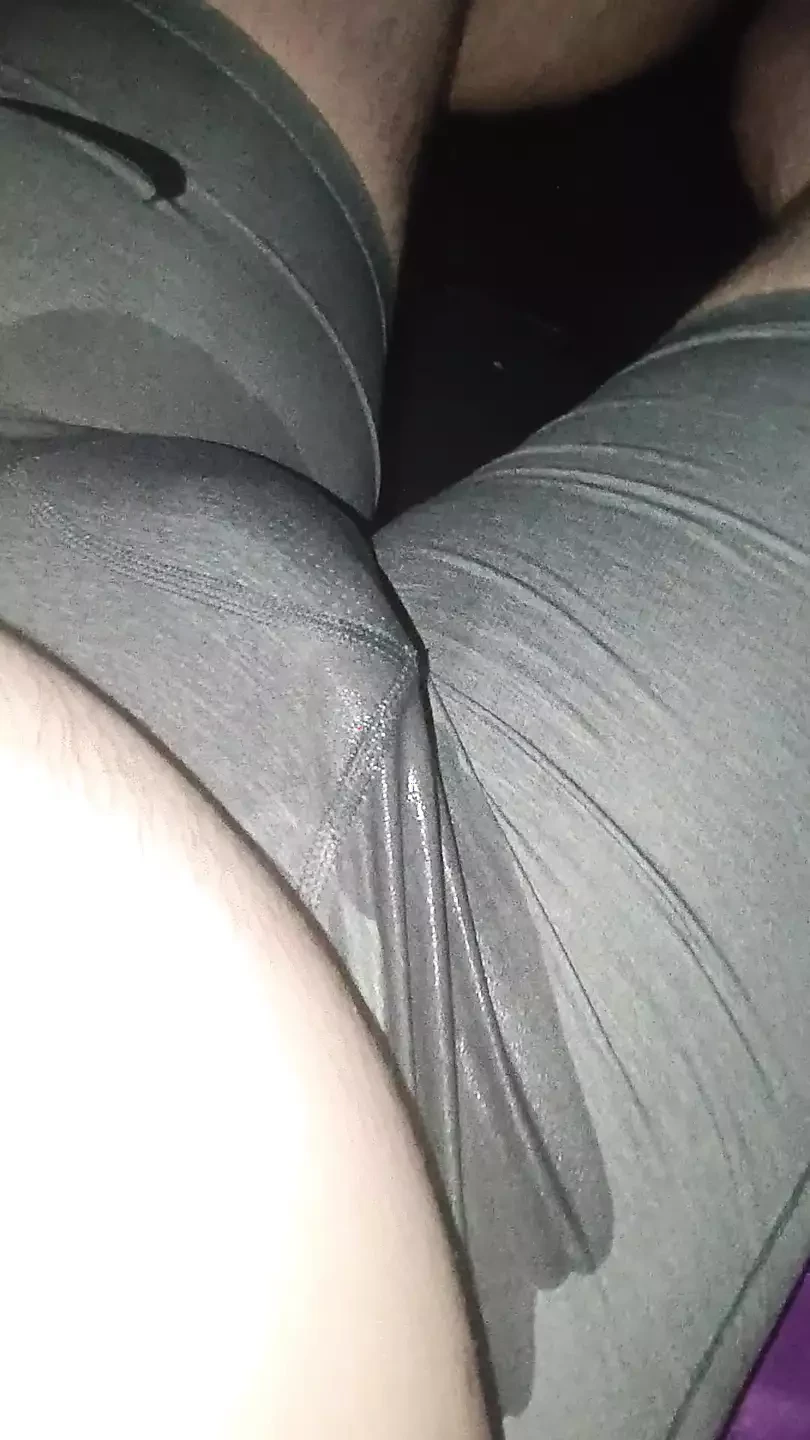 微胖男孩在他的紧致内裤里撒尿