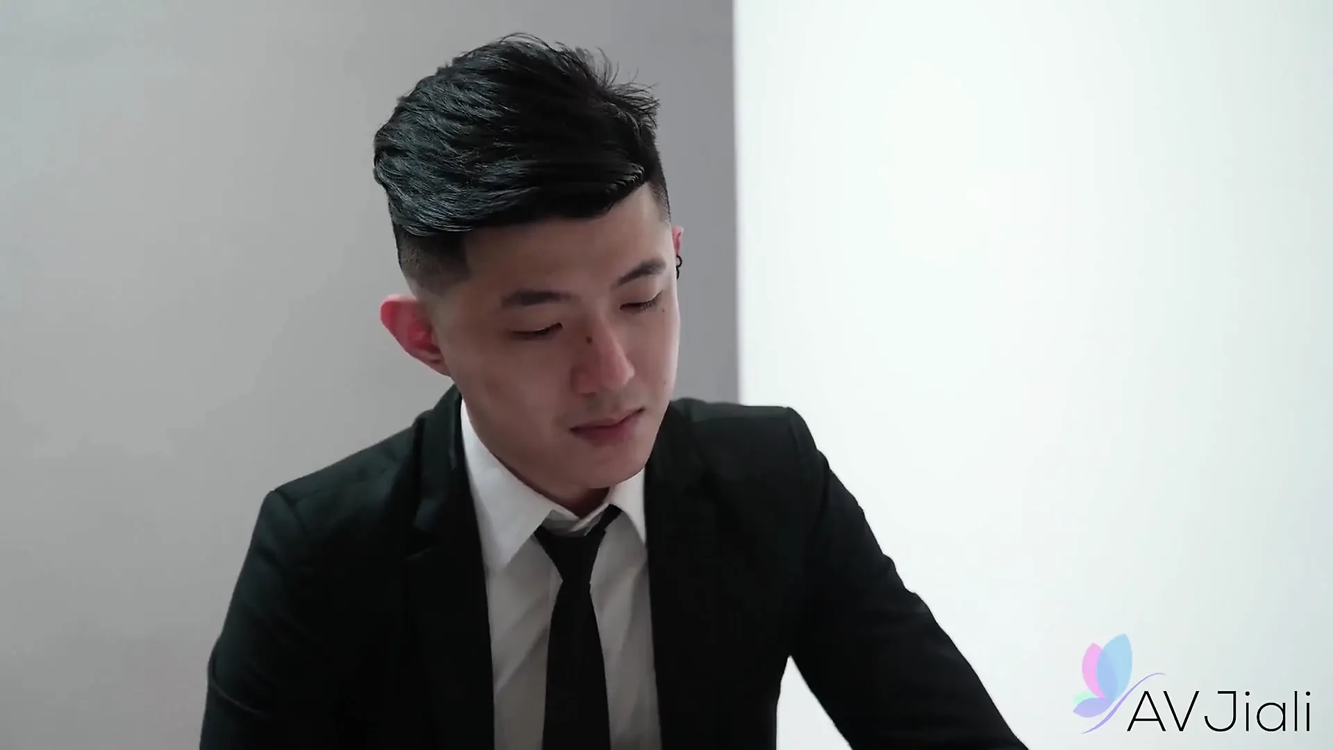 Baskın patron bayan, wang yixin, erkek ofis çalışanını kullanıyor
