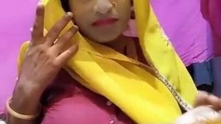 meena yadav女士给他的孩子喂奶