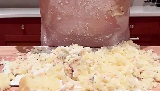 Ibu tiri merusak kue ulang tahun dengan payudaranya yang besar