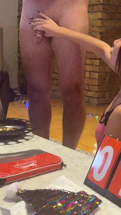 자지와 공을 가지고 노는 다른 의상을 입은 두 명의 겸둥이 핫한 여대생과 함께하는 놀라운 새해 파티 | 클립 3