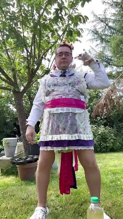 En la ropa del jardinero para tomar una ducha de orina afuera completamente vestido
