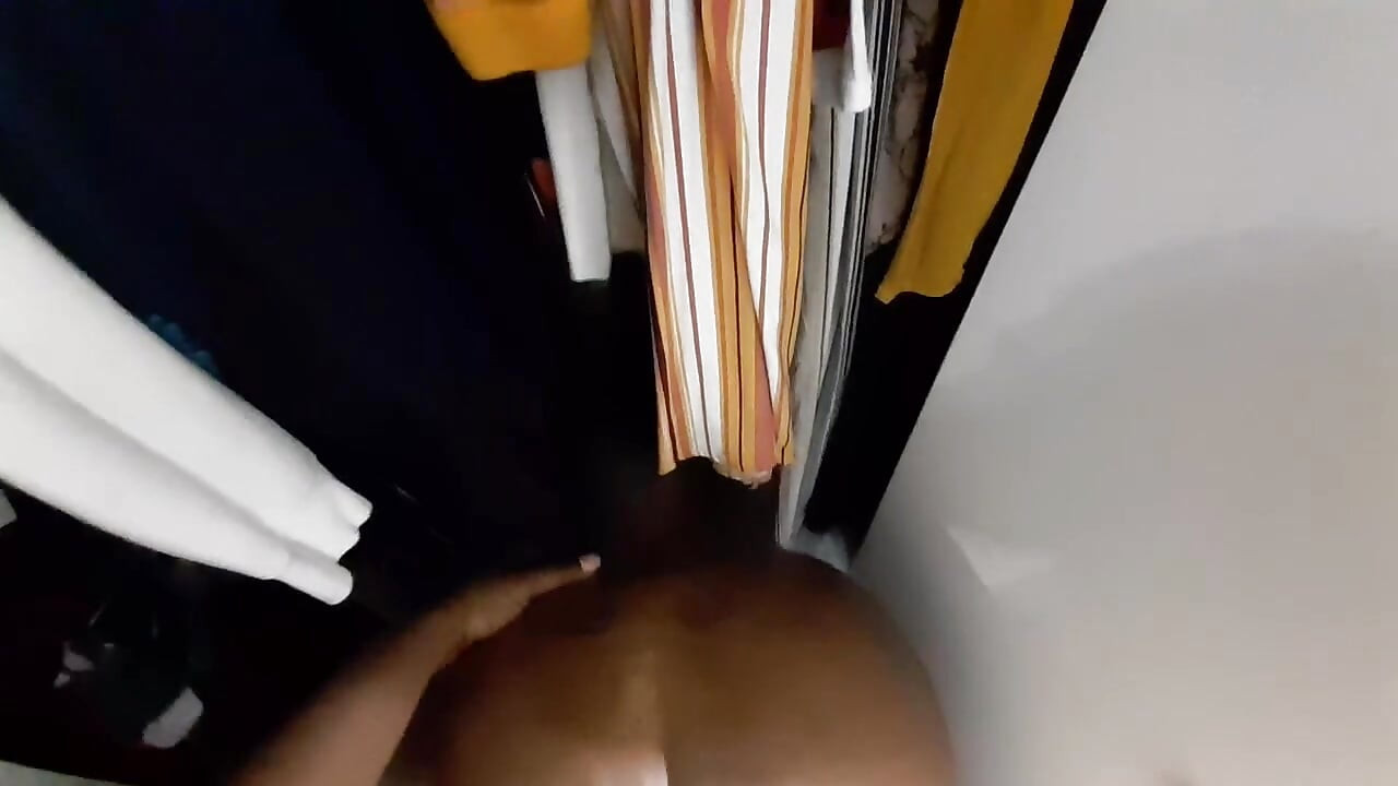Thicc 继妹把她的屁股从衣柜里戳出来并被性交