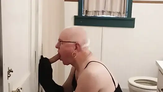 Kadın kılıklı kadın emiyor