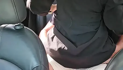 Central Avenue'nin ortasında motosiklet kuryeyle arabada seks - Cuckold araba kullanıyor