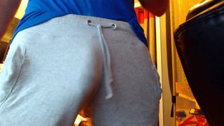 Dickprint balanceándose en pantalones cortos