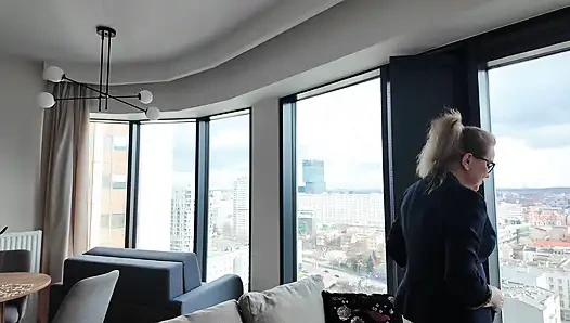 Блондинка агент по недвижимости получает кримпай от клиента, чтобы запечатать сделку