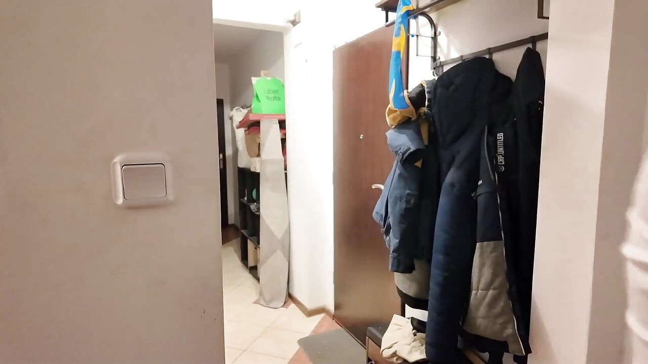 Shy, si culul yang patah menyerbu mobilku. Dia membayar dengan lubangnya yang sempit
