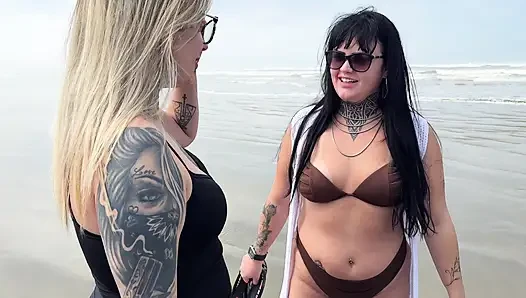 Am Strand luden meine Frau und ich ein Strandmädchen zum Sex ein, sie nahm zu, weil sie sehr geil war! Sie hat eine rosa Muschi