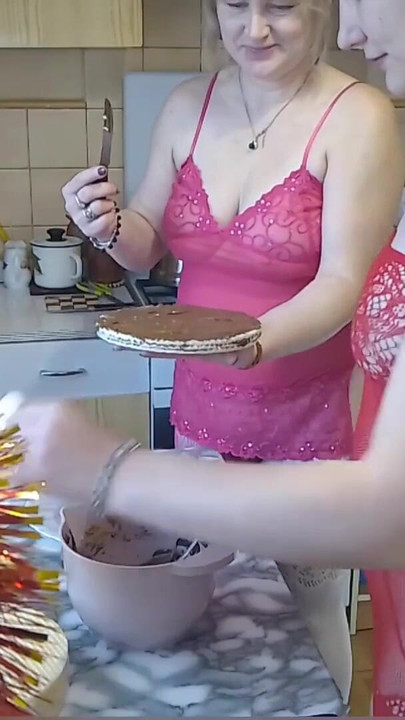 胸の大きいミルフの友達と一緒に裸で甘い朝食を作っている。 | クリップ 3