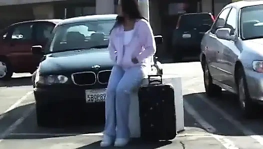 Cewek eksotis dengan atasan jaring-jaring menyepong kontol pejantan sebelum dia menungganginya