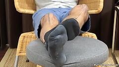 Il bel Luca R mostra i suoi deliziosi piedi da sola