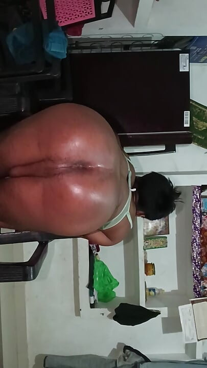 O garoto está dançando enquanto está sentado em uma cadeira
