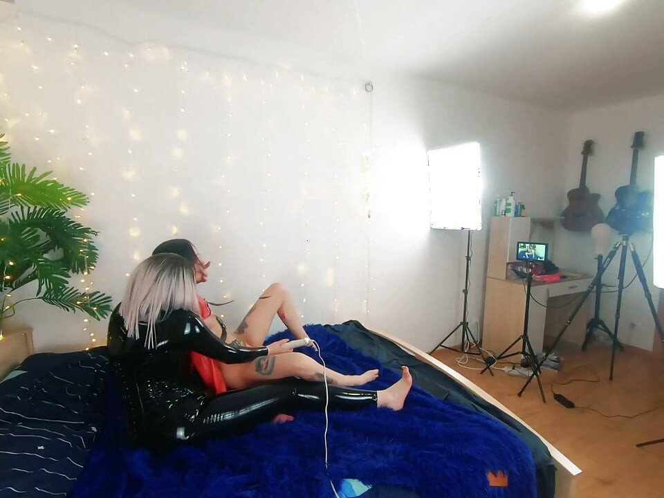 Backstage de lindas chicas lesbianas fetiche haciendo video de sexo. Femdom positiva, juego de sexo, cuero de látex